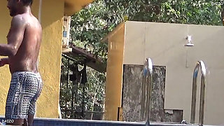 Swimming pool me mooti gand ko chod diya