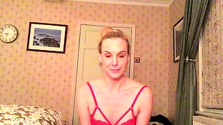 Naked amateur milf masturbates shaved pussy