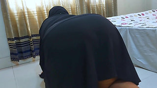 Stepmom Stuck Under Bed & Show Her Big Arab Muslim Ass to Get Anal Fucked From Saudi Kafeel