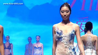 Chinese model in sexy lingerie show.20