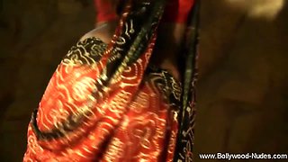 Indian Lady Is So Gorgeous When She Dances To Exotic Music