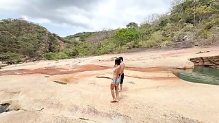 Gorgeous YOUNG COLLEGE GIRL goes to the river after her classes and meets A STRANGER AND ENDS UP FUCKING OUTDOORS IN COLOMBIA!