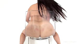 Sexy Taylor Vixen gets nude