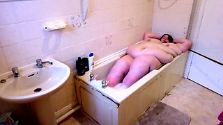 Sbbw attempts to take a bath, can she fit?