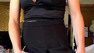 Solo MILF slut giving a hot masturbation sexy show