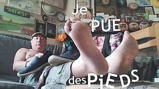The good fat Pascal stinks of feet and shoes in his living room before doing his extra techno-handjob!