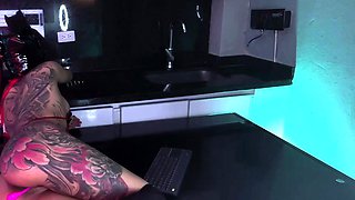 Amateur preggo hoe toys her pussy close up in fetish solo