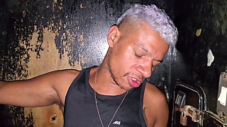 Favelados descem a favela em busca de sexo por dinheiro