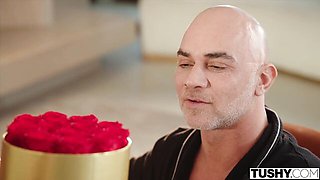 Watch fascinating lovebird's movie