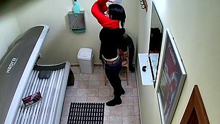 Brunette plays with her pussy in solarium