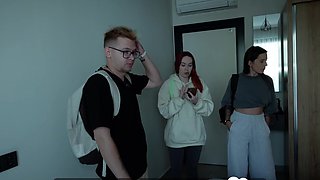 girlfriend ends up getting dicked in bed