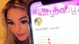 Pissing masturbating babe solo toy play