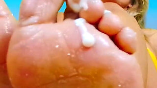 Hot Colombian Shows You Her Ass on the Beach