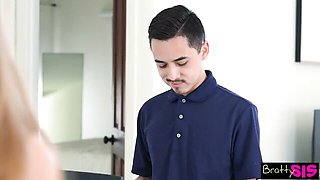 Cumshot sex with wonderful Amber Stark and Sawyer Cassidy from Bratty Sis