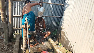 Indian desi house bhabhi ke sath nahaya