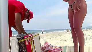 CASADA PROVOCANDO TRABALHADOR NA PRAIA - BRAZILXPORN.COM