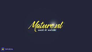 Footfetish Cougar Maya Evans Has Great Feet And Loves To Play With Them