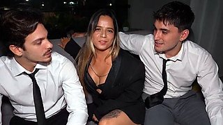 Intervista de trabajo termina en un trio con doble penetraci