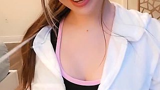 Solo big ass brunette uses toy