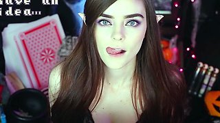 Sweet amateur babe goes solo with yellow dildo