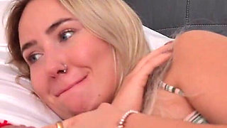 She Didn't Expect Her Stepbrother to Have a Boner