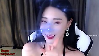 Sexy Korean camgirl with nice tits