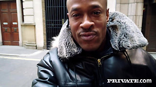 Webcammer Alessa Savage is ready for interracial