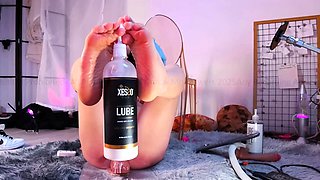 Masturbating loving babe solo toy plays with enthusiasm