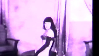 Sexy vintage MILF does her dancing show