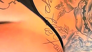 Loirinha Rabuda Com Tatuagens Fudendo Sem Camisinha. Ela De Quatro Um Teso!