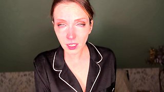 Amateur brunette double toying on webcam