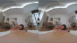 Daphne Klyde - Massage