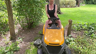 You Must See This! Mowing the Lawn While Sucking Dick with Sluttyshanna