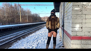 An Empty Winter Stаtion Is the Perfect Placeto Forget Your Skirt Exists