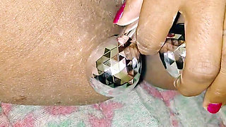 Akeli bhabhi ne chut ki chudai toy se kiya