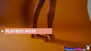 Hot naked dancer shaking her bubble butt