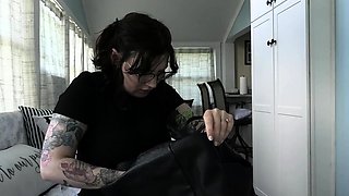 Bettie Bondage – Mutual Masturbation with Mom
