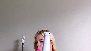 Hot amateur blonde pregnant toying her pussy solo