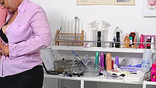 Old Pussy Exam - Vaginal temperature measurement of naked mature woman