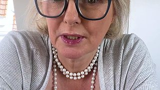 Mature blonde granny loves to masturbate her puss