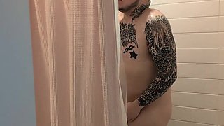 Roomie snoops on FTM while he showers