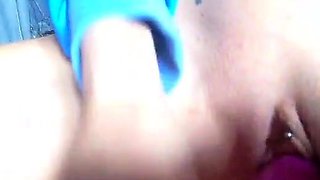 Deutsche Amateurin bringt sich mit Dildo zum Orgasmus.