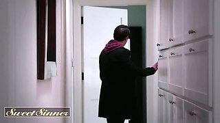 Tasty sinner - splendid brunette milf stretches her feet to get her Hairy Pussy slurped in bed