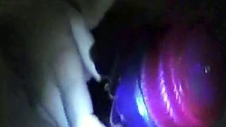 Svensk fru spelar med dildo