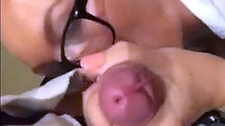 Deutsche MILF gibt im Aufzug tiefe Halsblasjob