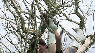 bondage am baum Frau wird aufgehaengt