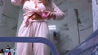 Teen babe secretly masturbates on webcam in bathroom.