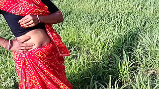 The beautiful sister-in-law of the desi village is yearning for sex with her slender waist in the field with her fingers in her beautiful pussy, showing her brother-in-law her brother-in-law.