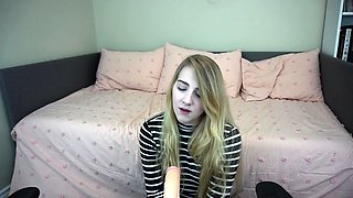 amateur blonde solo webcam