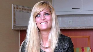 Candee Licious A Blonde Slim Got Licked Before Anal On